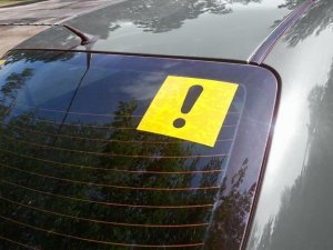 Знак «Начинающий водитель»: зачем он нужен и можно ли без него - фото